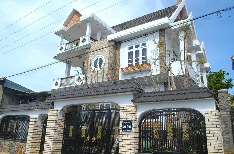 Có nên thiết kế biệt thự có 2 cổng ra vào